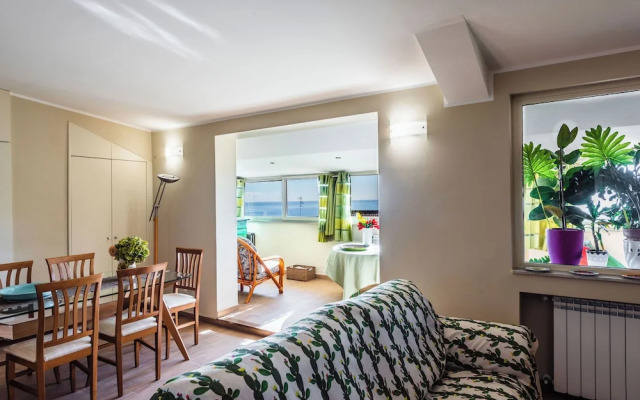 Golden Park Apartment with Terrace