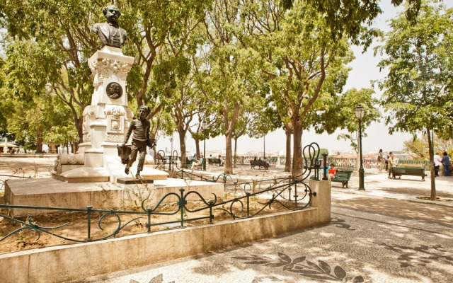 JOIVY Chic 2BR Apt in Bairro Alto, 2mins to São Pedro de Alcântara viewpoint