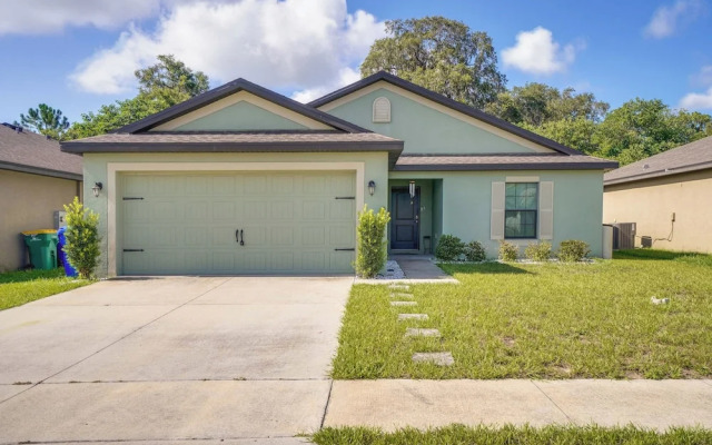 Tavares Retreat w/ Covered Patio & Private Yard