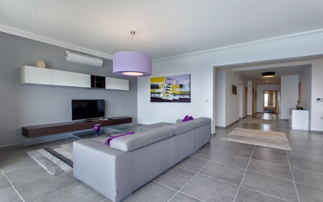 Pure Luxury Apartment With Pool