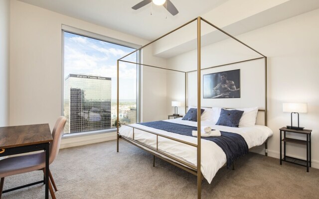 Louisville's Triple Crown Condo by Cozysuites