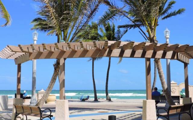 Seabreeze Beachside Studios by ValGal
