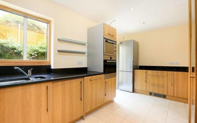 Modern and trendy 4 bed townhouse in Bristol