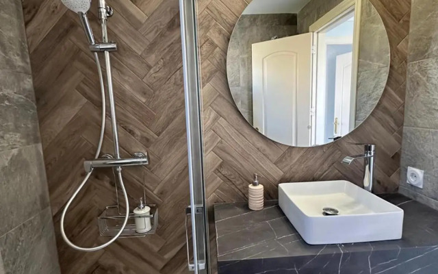 Oliva Nova flat in front of MET