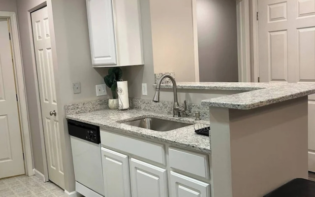 Fantastic Get Away Condo In Strongsville!