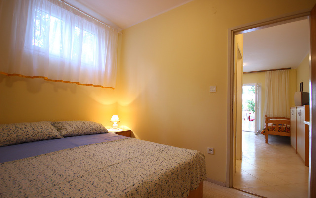 Apartment Dino - apartments with hot tub: A1 Novalja, Island Pag