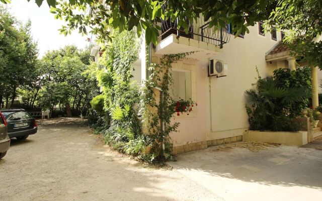 Apartments and rooms Eugenia