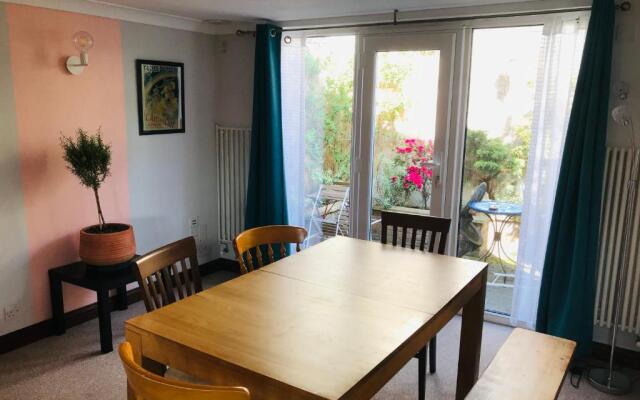 Cosy house, 3 bedrooms, private parking, wifi, patio