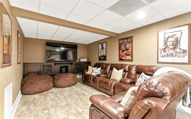 Luxury Home W/pool, Grill/bar, &movieroom