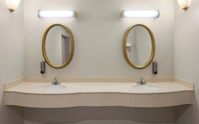 Days Inn & Suites Albany