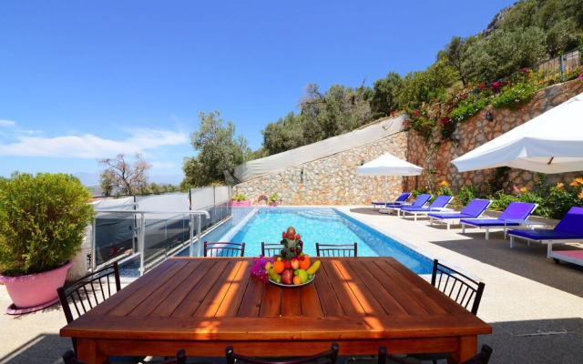 Villa Baris by Akdenizvillam