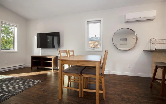 Gorgeous 2-bedrooms Duplex Upper Unit
