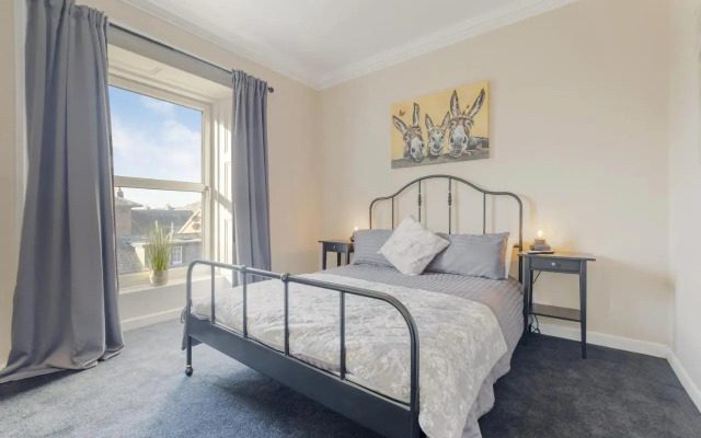 Beautiful 2 to 3 bed apartment with stunning views!