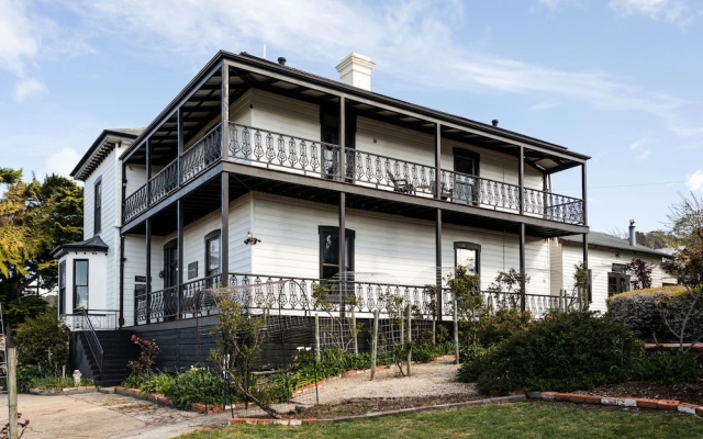The Dragonfly Inn Hotel