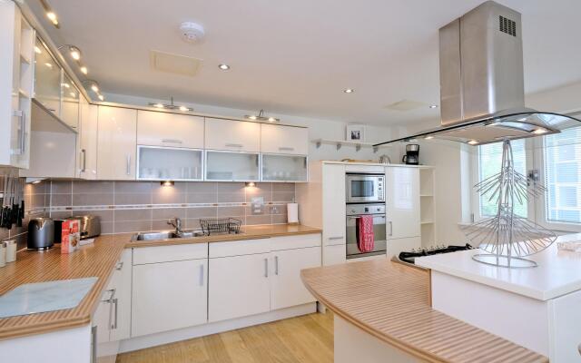 Deluxe and Secure Apartment Close to Aberdeen City Centre