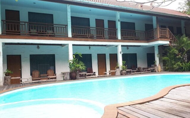 First And Field Bom-Dia