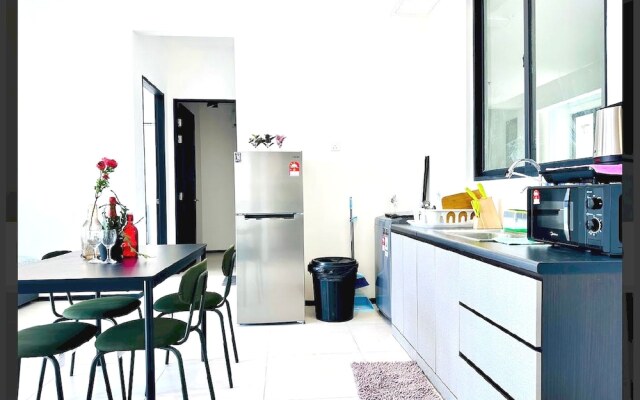 OYO Home 90948 Irishe Homestay Penang City Seaview