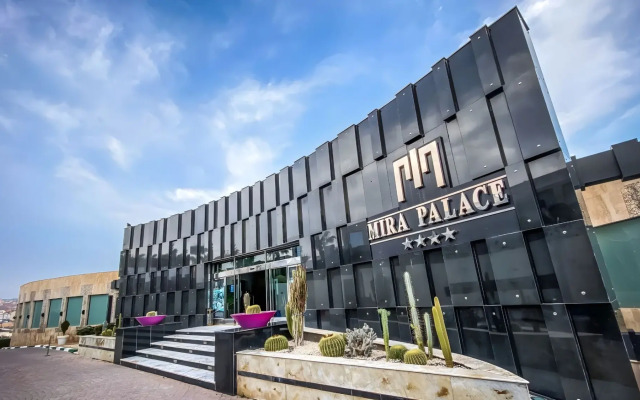 Dwo Mira Palace