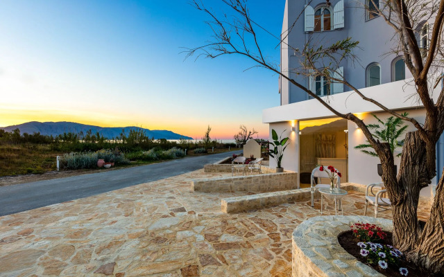 Pinelopi Beach Suites