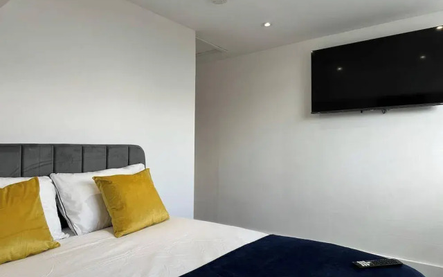 Sleep6-freeparking-oldtrafford/cricket-mancity