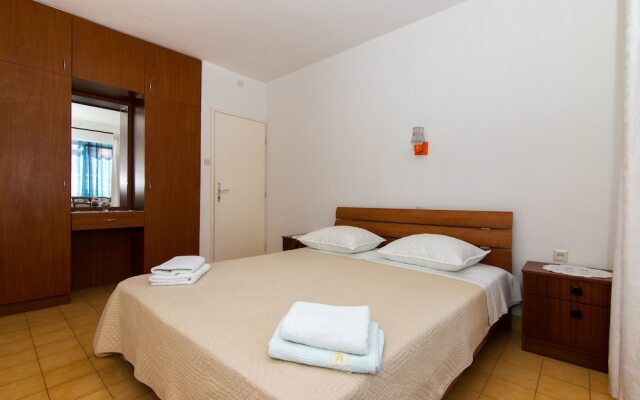 Rooms Holiday Vibes
