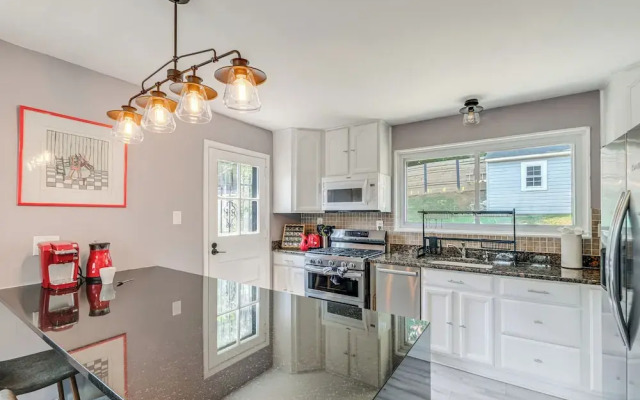 Pet-friendly Arlington Townhome w/ Furnished Patio