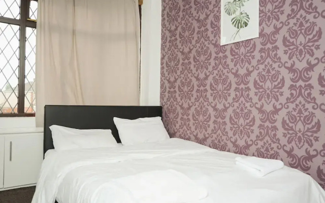 Room in Guest Room - Beautiful Room in Coventry