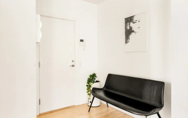 Sanders Leaves - Pleasant 4-bdr Apt With City View
