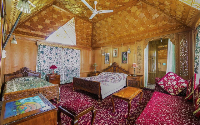 Wangnoo Houseboats