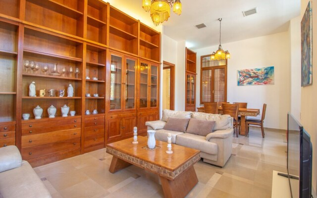 Art apartment in Mamila