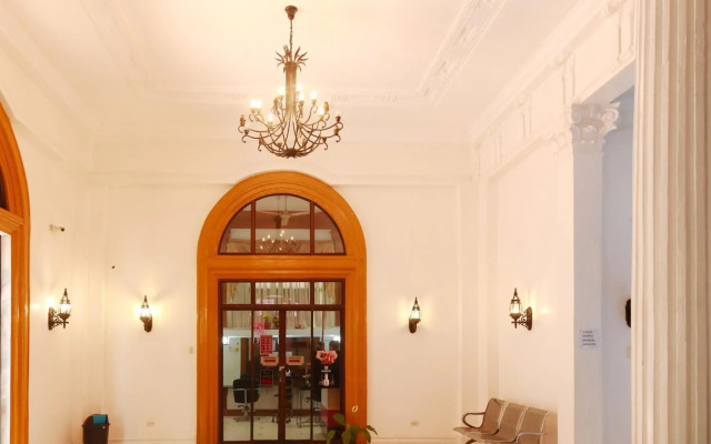 RedDoorz Plus @ Castle Chateau Iloilo