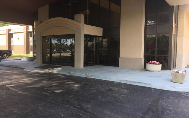Econo Lodge Inn & Suites