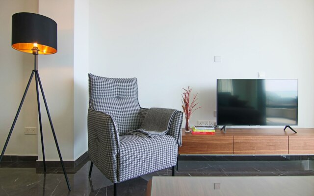Phaedrus Living: Sea View Anna Residence 202