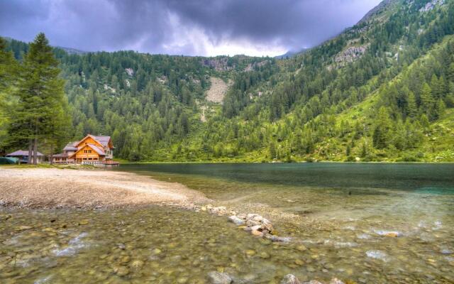 Rifugio Lago Nambino