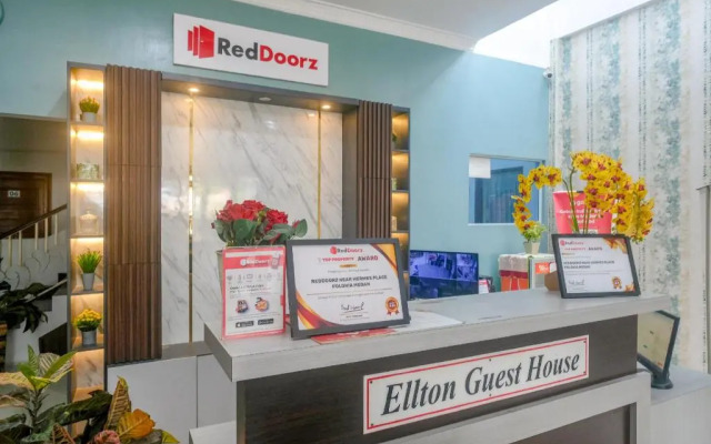 RedDoorz near Hermes Place Polonia Medan