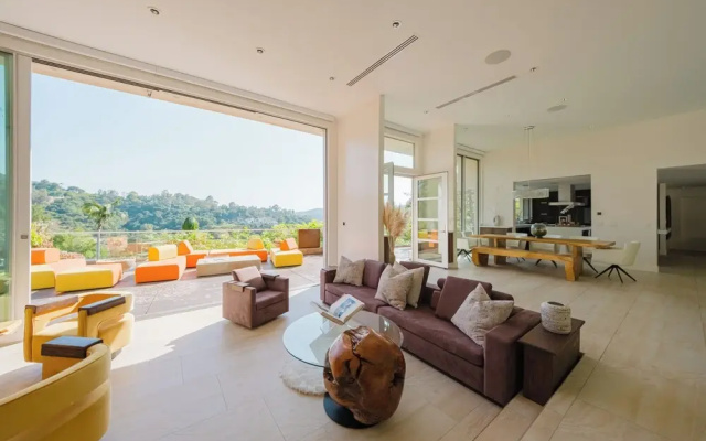 Zen Estate - Luxurious 5BR Beverly Hills Sanctuary With Pool & Canyon Views