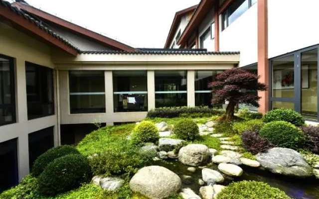 Xinchang Big Buddha Temple Fanyin Hotel