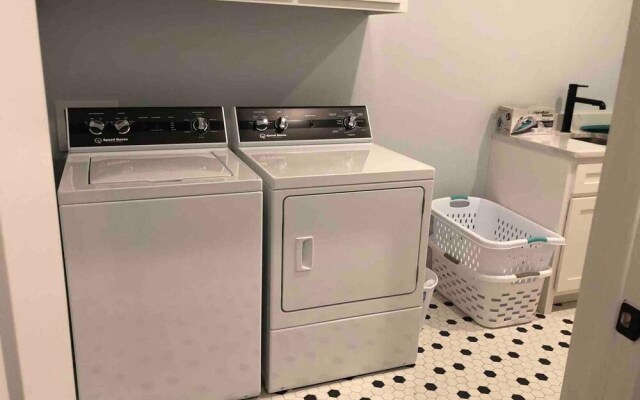 The Brownstone - 1 Block From Dtwn Square