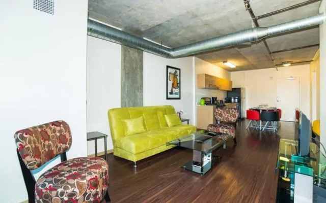 Hollywood Paloma Apartment