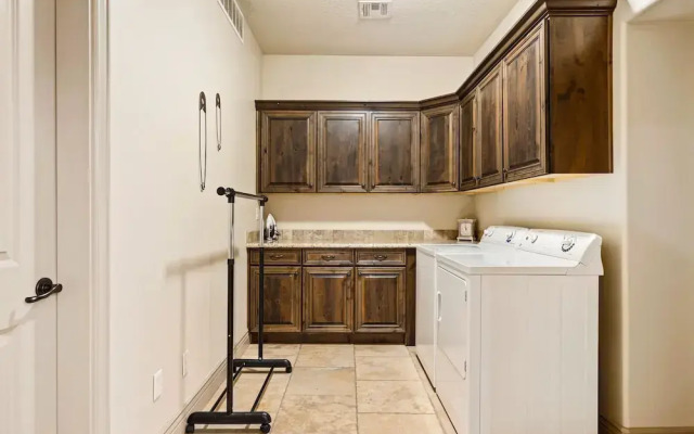 Coral Springs Getaway - Outdoor and Indoor Heated Pool - Close to Zion National Park
