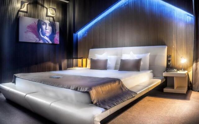 Plaza V Executive Hotel