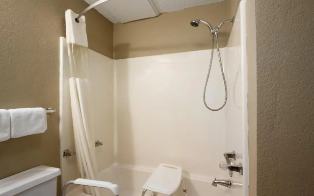 Super 8 by Wyndham Blackwell