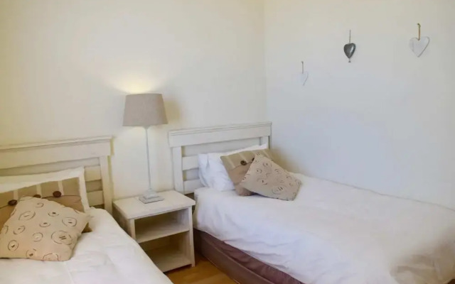 2 Bedroom Apartment Nestled Under Devil's Peak