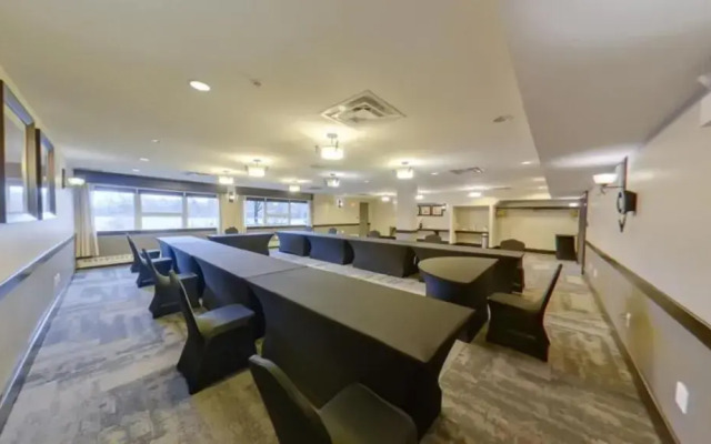 Best Western Plus Chocolate Lake Hotel