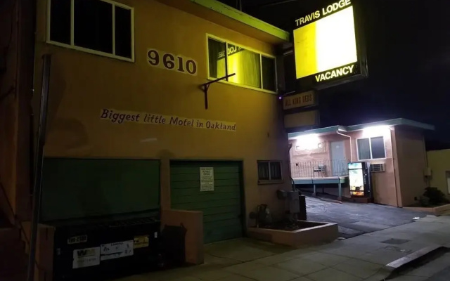 Travis Lodge Motel 16