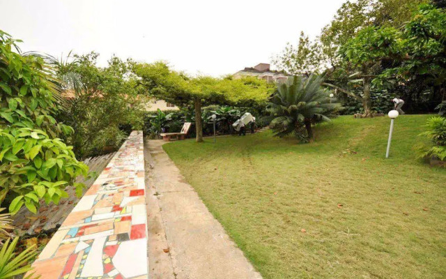 Jeromes Gardens And Suites