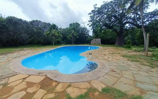 Kivulini House Diani 5 bedroom with pool