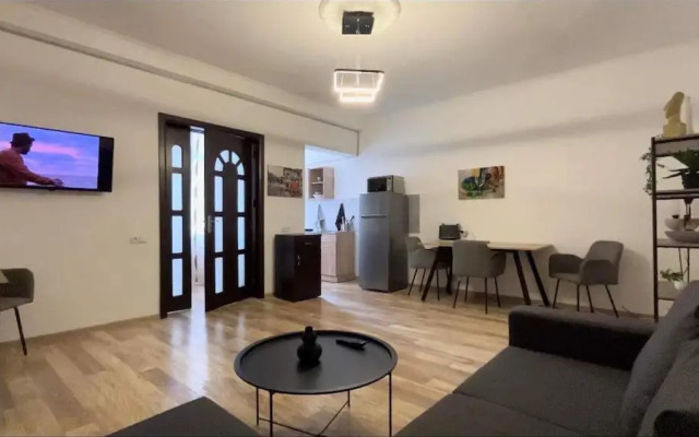 Beautiful Apartment Near Opera in T'bilisi Center