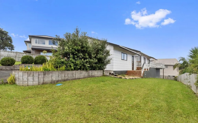 Jade Parrot - Snells Beach Holiday Home