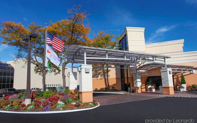 Holiday Inn Westbury - Long Island, an IHG Hotel